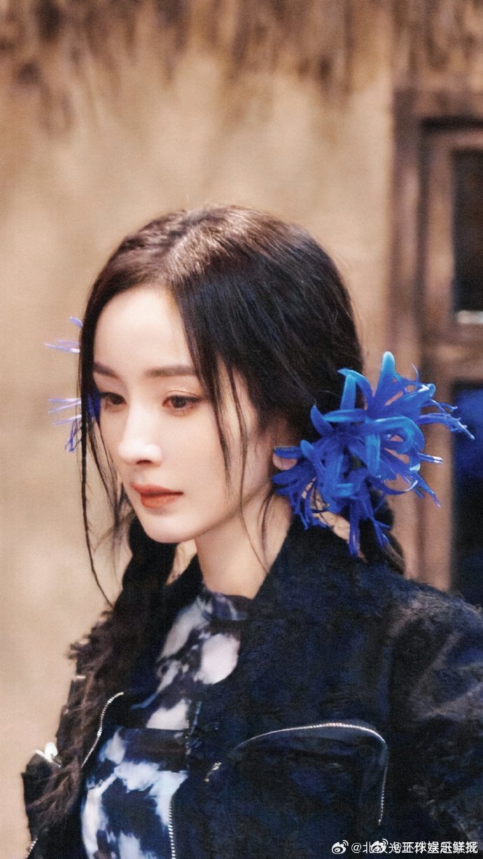 哪里有光哪里就是杨幂的舞台救命！幂姐在密逃里这个红玫瑰造型美到失语，灯光师怕不是