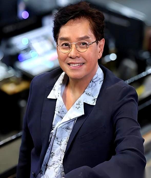 “我给你十亿，你让我儿子回家。”
这话从他嘴里说出来的时候，陪了他十五年的那个女