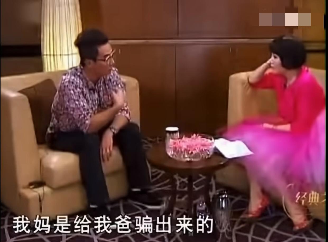 陈小春说：“我妈其实过得很苦，她是被我爸骗出来的，我爸跟我妈没结婚之前，他们两个