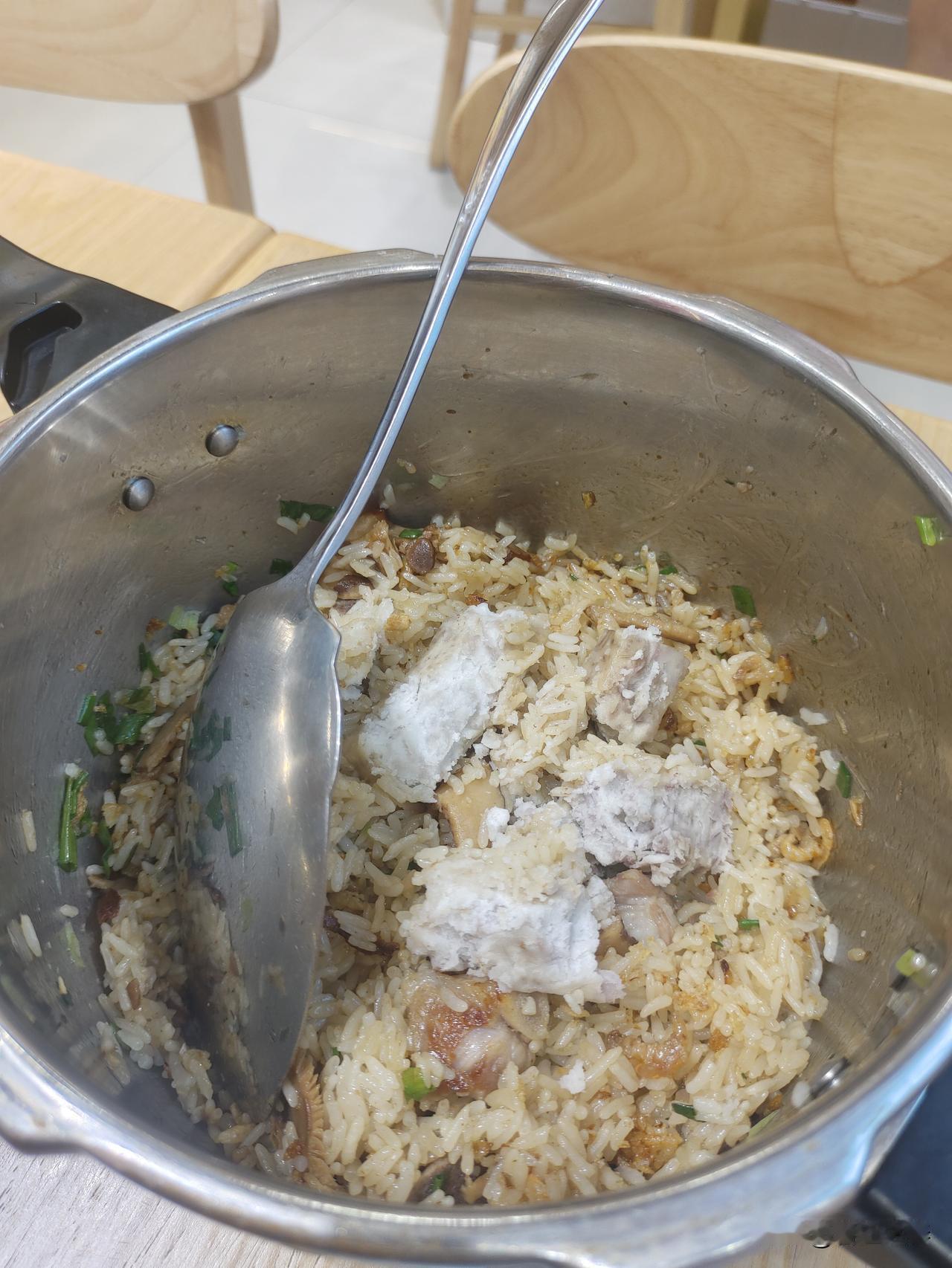 分享在绍兴市柯桥的旅行生活。

俩个人晚餐，2份闽南排骨饭30元，肉末鸡蛋汤2份