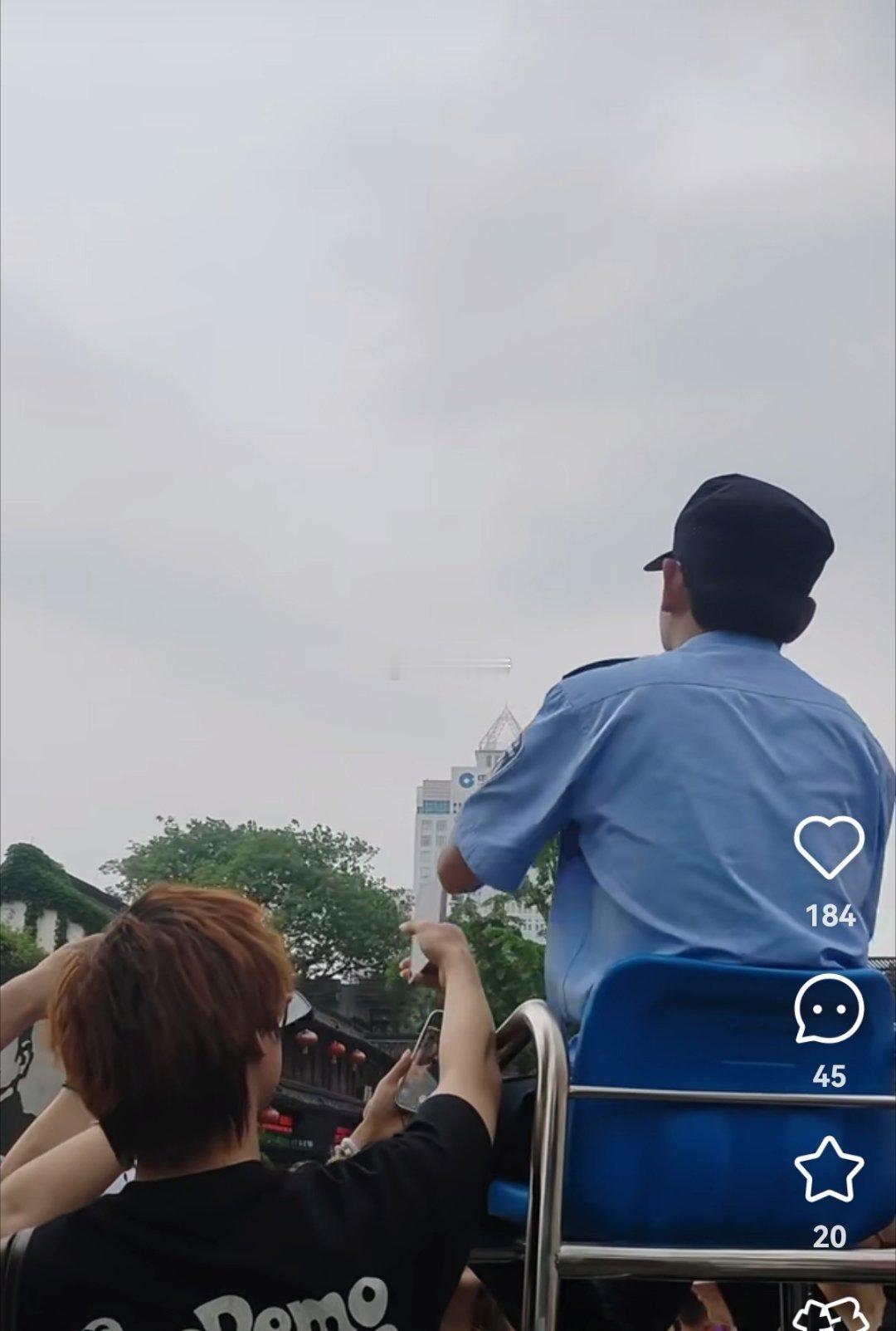 据说是这个“五一”，绍兴鲁迅故里最忙的一个人。[偷笑]｛从这个角度看，拍的应该是