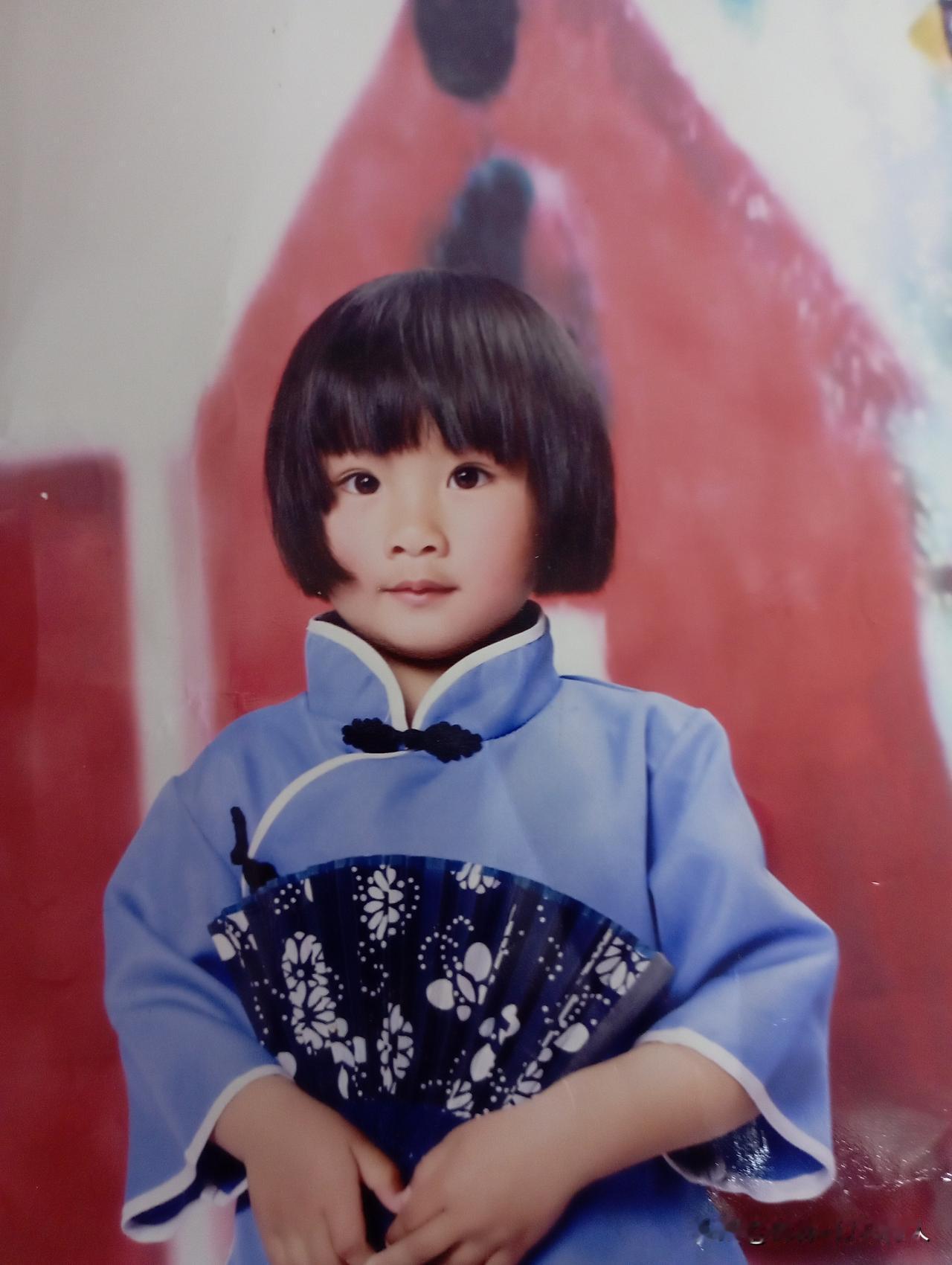 刚刚刷到一位人到中年的母亲，因为女儿已长大的烦恼。
她回忆起小时候的女儿是那么的