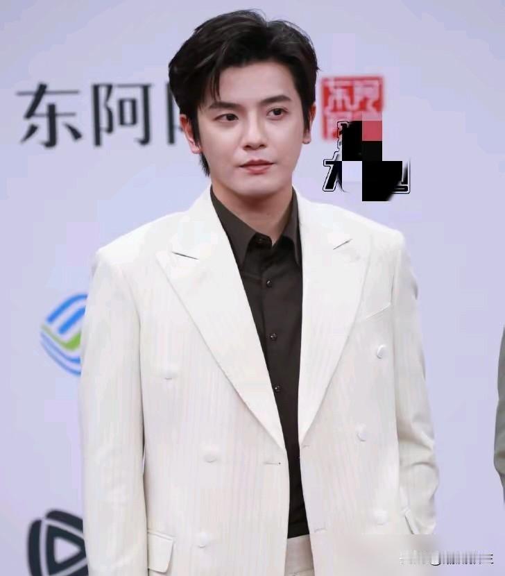 笑发财了，何聪睿的脖子是被上帝按了缩短快捷键？
本来在短剧里靠滤镜还能混个颜值