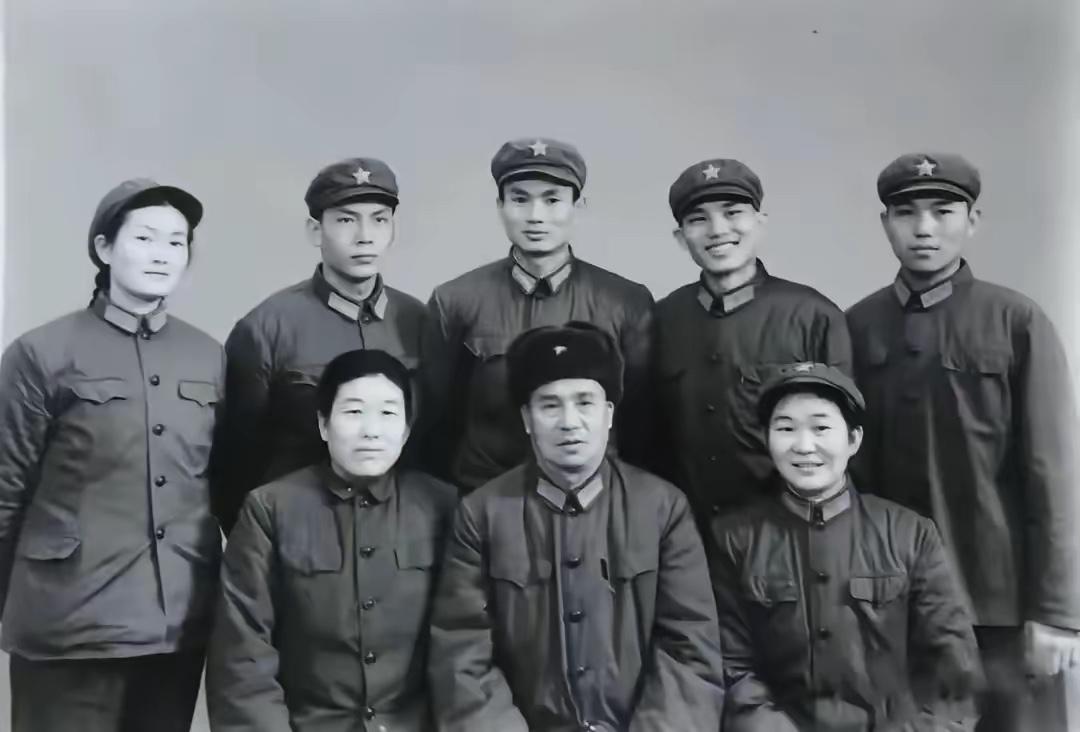 1947年，四野师长杜光华牺牲，战友贺东生将军娶了他的遗孀，并将杜光华的一子一女