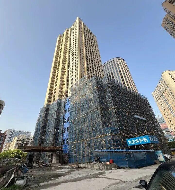 鼓楼超百米“烂尾”楼将复工！事关数百回迁户

位于福州鼓楼区得贵路南侧有一栋知名