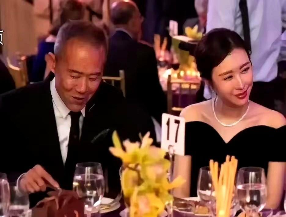 视频空了。
王石的影子全删了。
田朴珺的账号，只剩她自己的脸。
不是分手。
是计