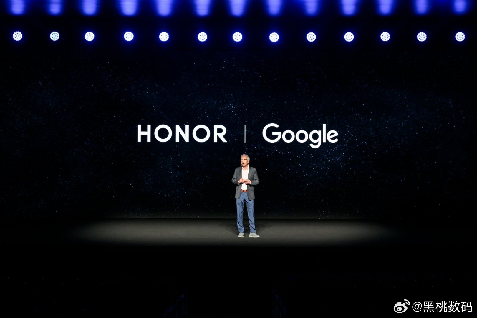 荣耀在MWC2026打造了一场“科技春晚”级别的重磅发布。全球首款机器人手机荣耀