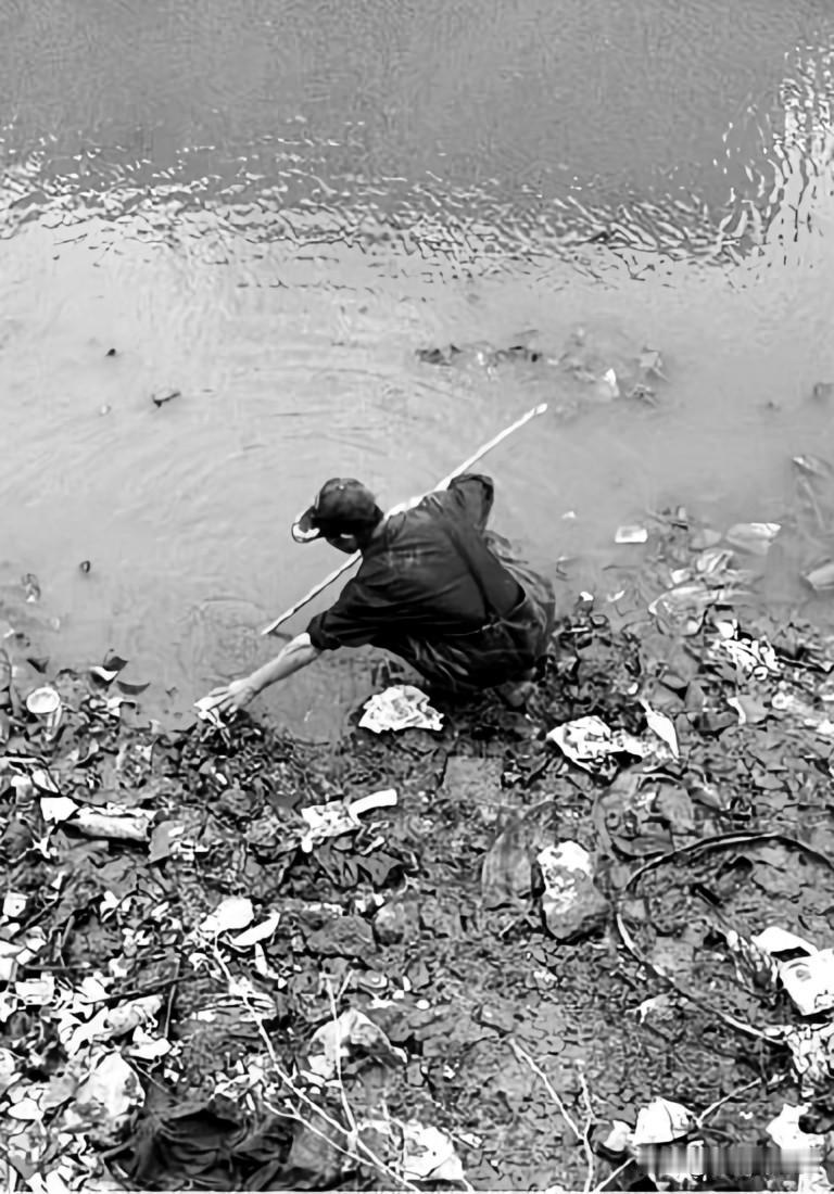 太帅了！76岁老人坠河陷淤泥，村干部纵身一跃猛子扎下去救人
这才是最动人的挺身而