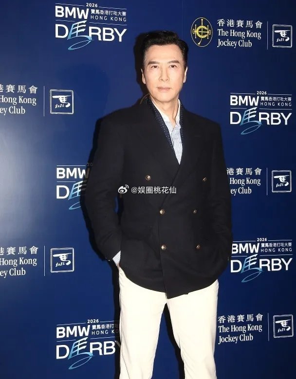 甄子丹和汪诗诗一起出席活动，两位手挽着手显得很恩爱，而且非常般配。甄子丹里面穿白