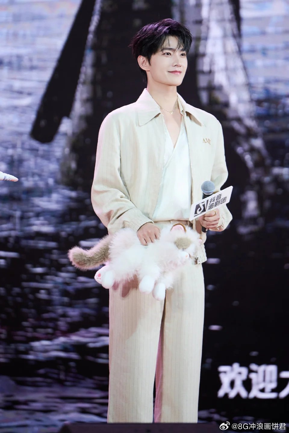杨洋对演员的敬畏感越来越重了杨洋说外界的声音是一种养分 他越来越明白表演这件事的