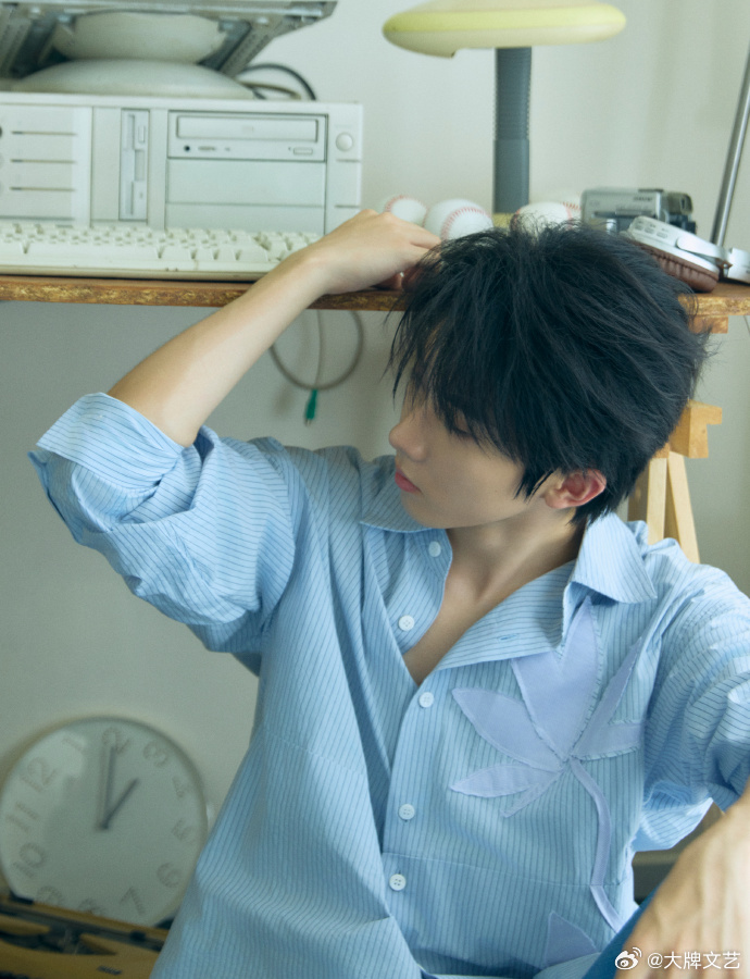 马嘉祺蓝色家居服马嘉祺清冷感十足的蓝色 这套居家写真氛围感拉满，坐在床上抱着枕头