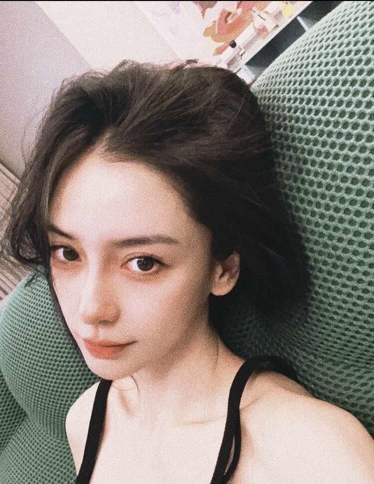 是素颜自拍和簪花少女
美照 神仙颜值 女明星 做自己的花匠 不愧是簪花 松弛感 