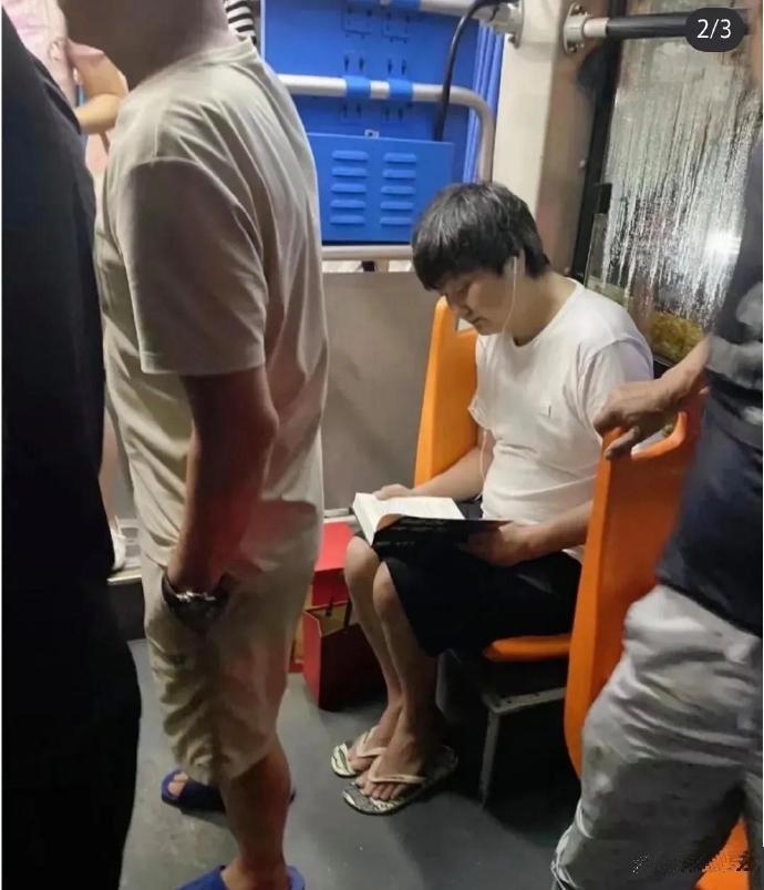 有网友说发现了董洁当年看上王大治的原因，那就是爱看书…… ​ ​​​