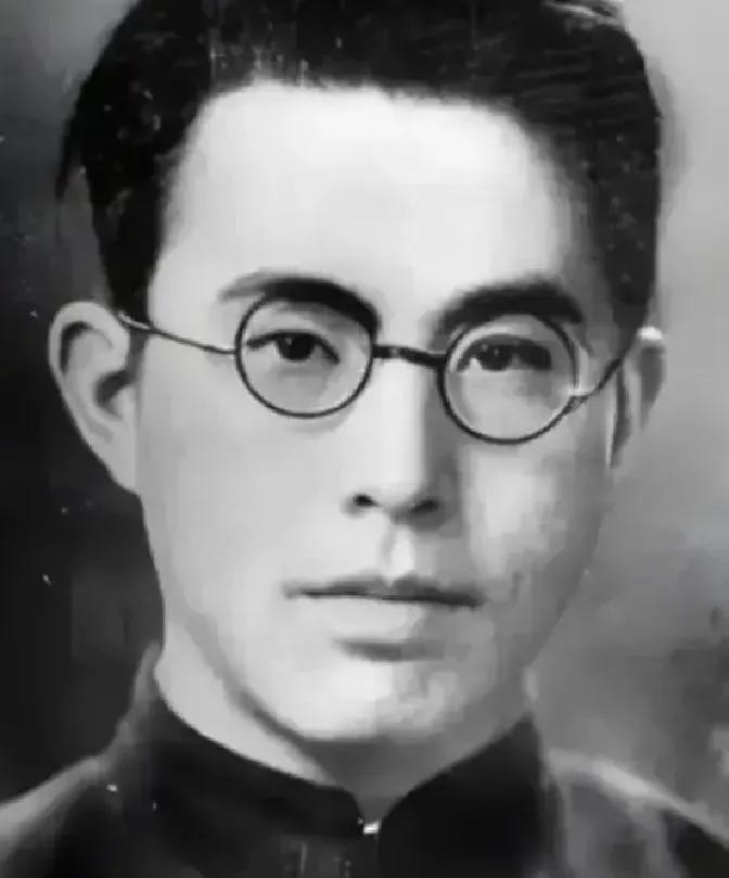 1942年，地下党郑文道求死未果被日军囚于医院。护士换药时总多给一张纱布，他猛然