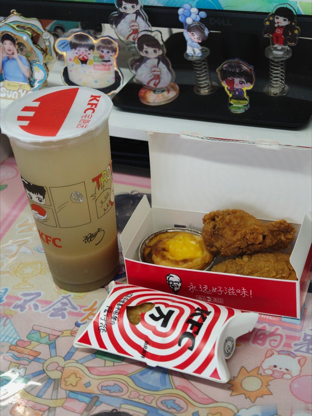 肯德基品牌代言人孙颖莎﻿﻿ 这么普天同庆的日子，必须喝一杯“沙沙”，把我们莎莎捧