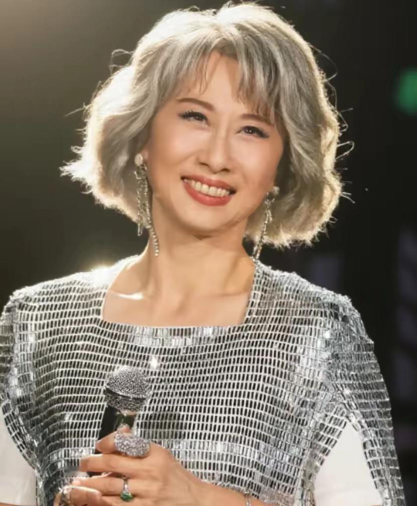 别被叶倩文64岁的白发骗了！她一开演唱会，多少年轻人都得羞愧低头！

满头银发看