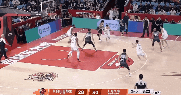 家人们，第二节上来，上海队更狠了！

怀特塞德接张镇麟妙传，直接空接暴扣，这球还