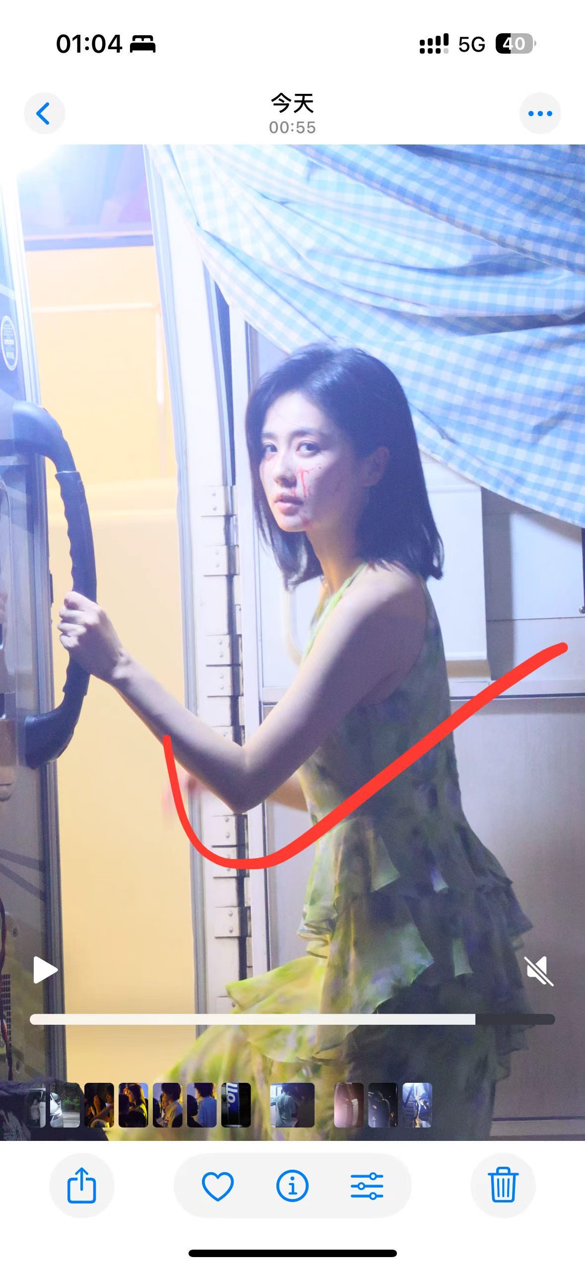 OMG 这个脸的伤妆吓到我了绿色💚的小裙子 ​​​