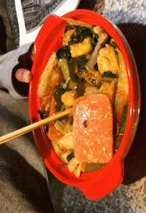 现代生活节奏快，外卖和零食成为许多人的“救命稻草”，但你知道吗？它们背后隐藏着一