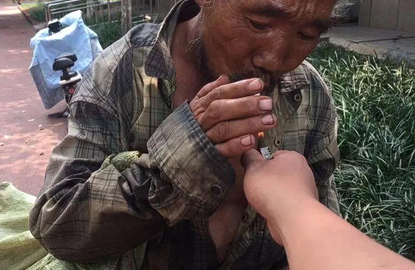 都是生活所迫！安徽一大叔，靠捡废品为生，儿子考上大学后，大叔很开心，但却只能送儿