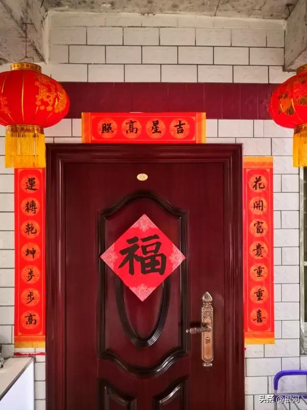 看到这个上联“一卷闲诗香岁月”，瞬间感觉意境满满。一卷闲诗，能让岁月都染上香气。
