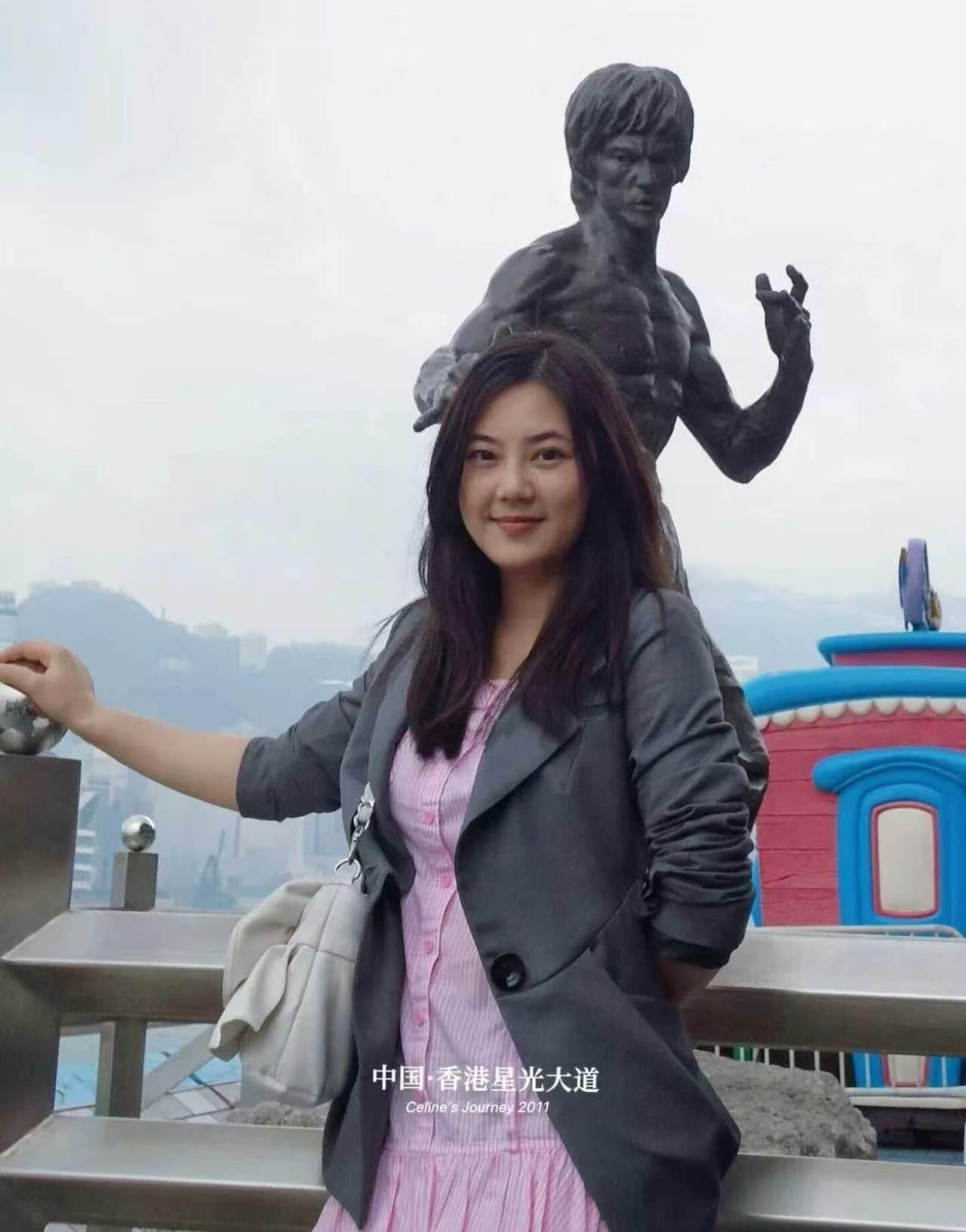 同事夸你说：你今天状态真好！
千万别傻笑说：还好吧（把天聊死了）
要说：被你一夸