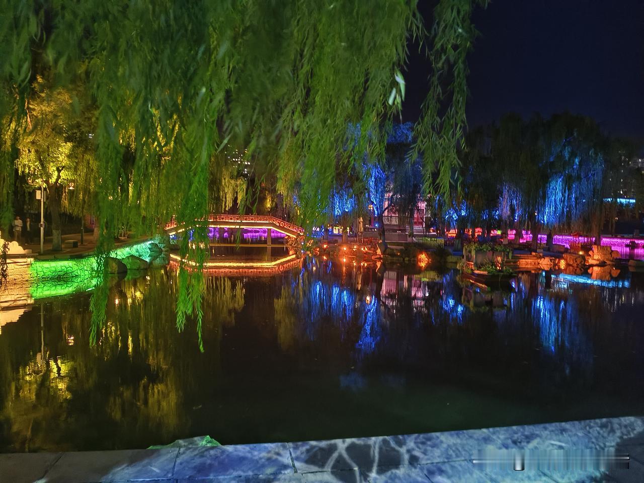 夜幕下的梦幻光影，如诗如画的河畔美景城市黄昏光影 夕阳下河景