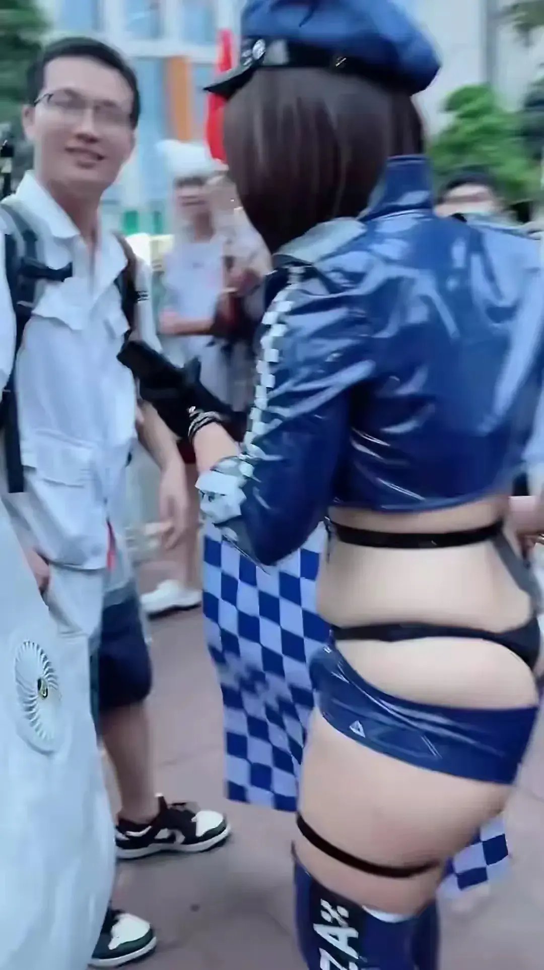 漫展现场的照片，不知道这种擦边穿搭为什么不被禁止，如果她的父母看到了会有什么感受