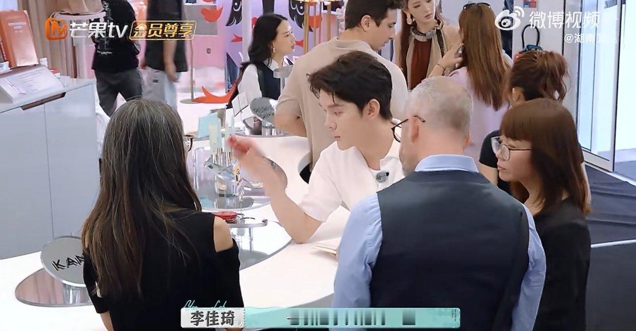 论李佳琦在渠道拓展的专业度 巴黎合伙人 李佳琦在巴黎的渠道拓展行动，展现出了极高