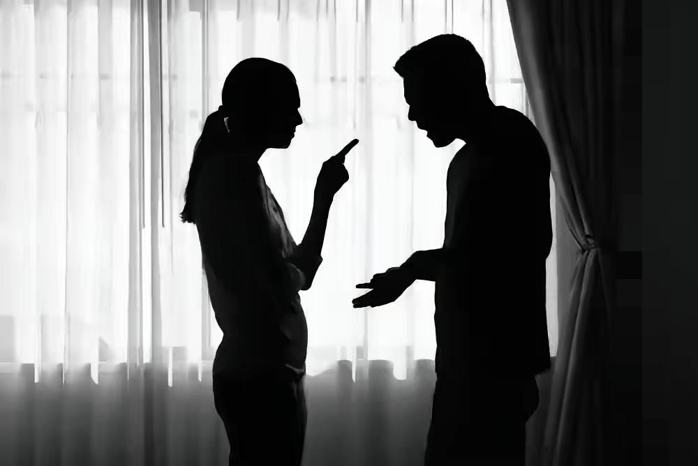 冤不冤？

     四川夫妻因接下班起争执，

     老婆先甩一巴掌，老公