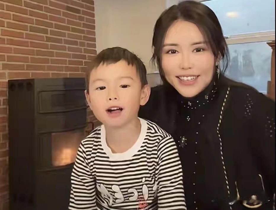 她再次揭开伤疤！
迷歌带着一家人去看望逝去的老公了，那个最重的人，却早早离开了，