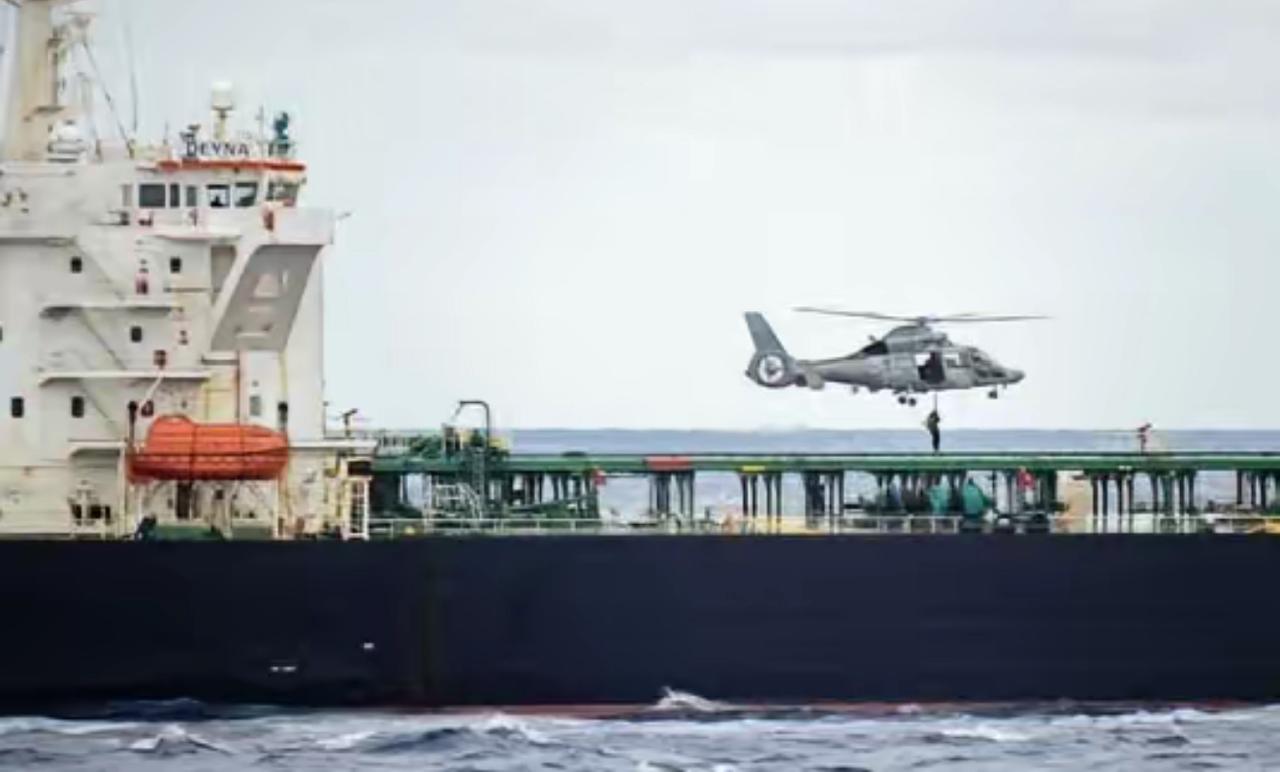 地中海海域突然炸出大消息，昨天法国海军没留半点情面，直接在海上拦下一艘正在航行的