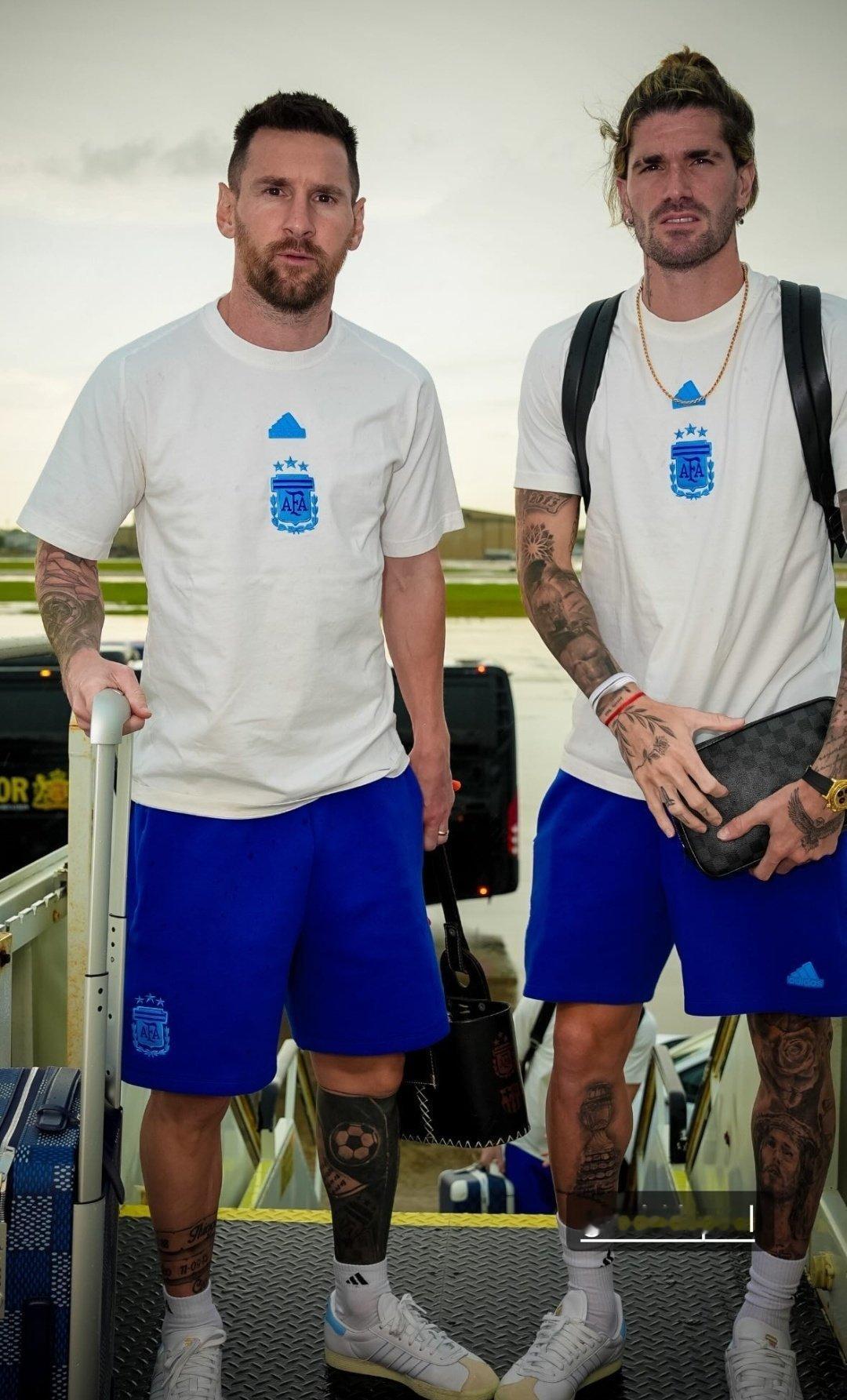 今日份的梅西，上午训练完后随队前往新泽西[太开心]#梅西[超话]##美洲杯# ​