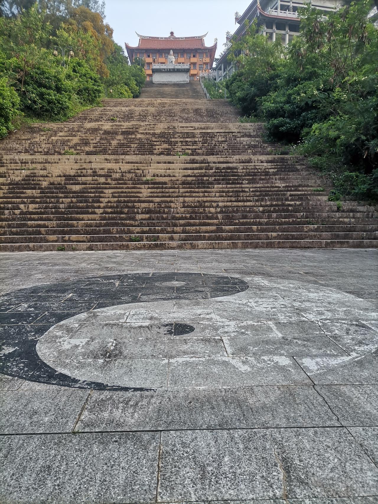 吴航十二景之一龙角峰寺庙《龙角含烟》：
聚天地之灵气，吸日月之精华；
集阳光之德