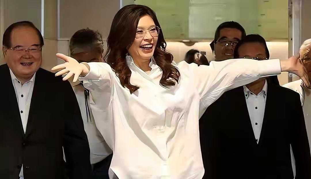 郑丽文民调居四、蒋万安领跑原因简析
 
郑丽文访陆返台后在国民党内排第四，蒋万安