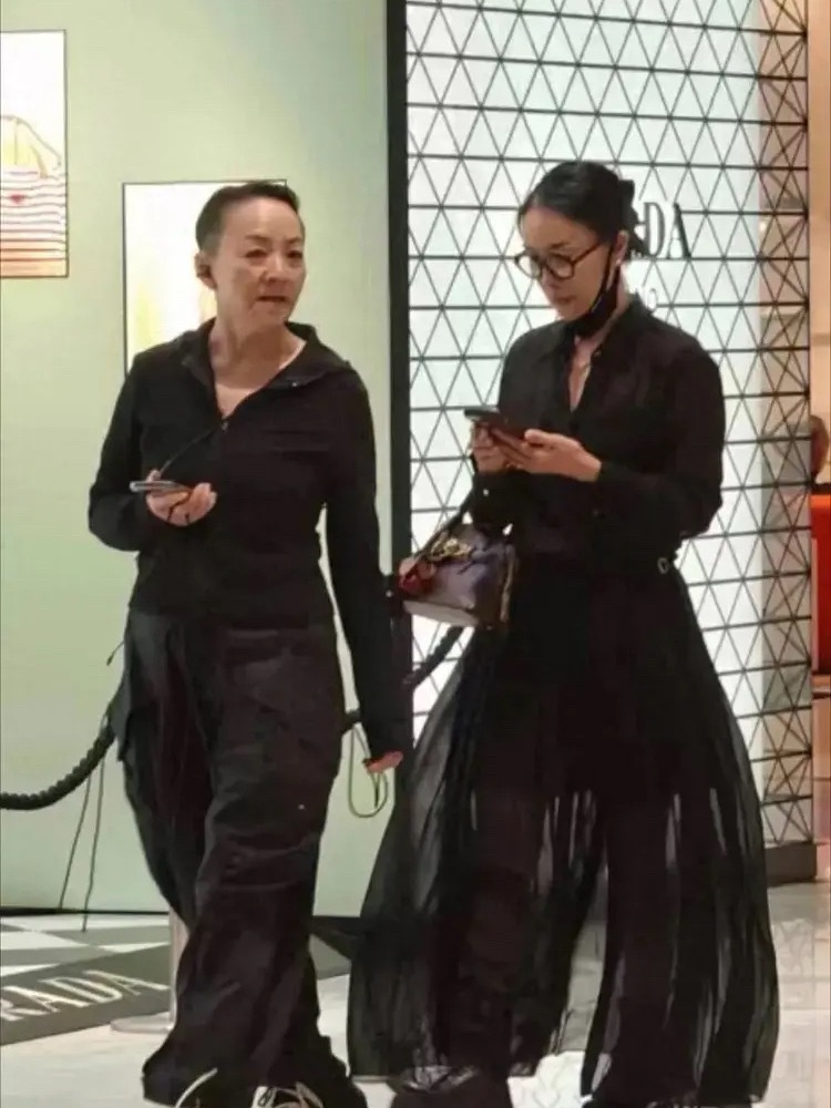网友在商场偶遇两位名人 