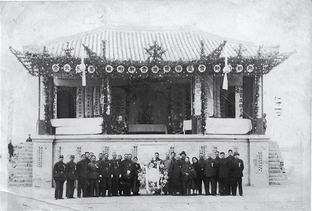 1943年，常德会战，炮兵团副官李凤林发现城北郊，有十多个日军军官骑在马上指指点