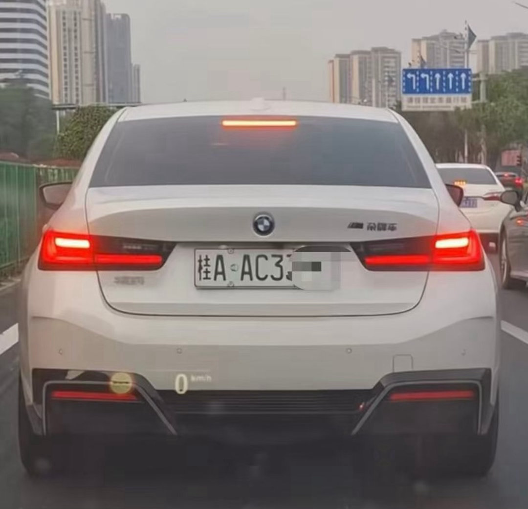 多地新能源车牌绿色变白色  交管部门说了，这属于污损号牌，违法。确实是少见，看着