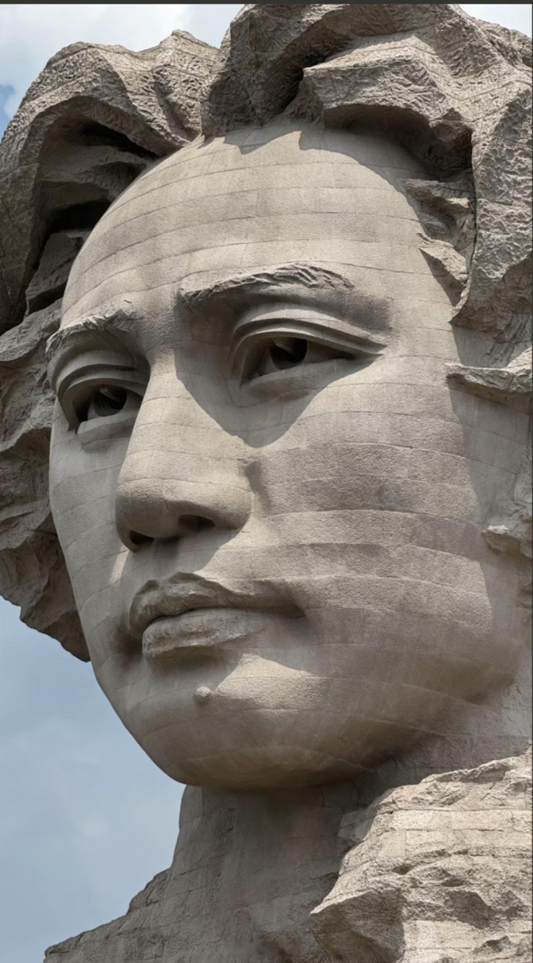 这尊教员雕像——表面细微的质感和自然的光影之间，有他三十二年来鼓舞人心的历程。 