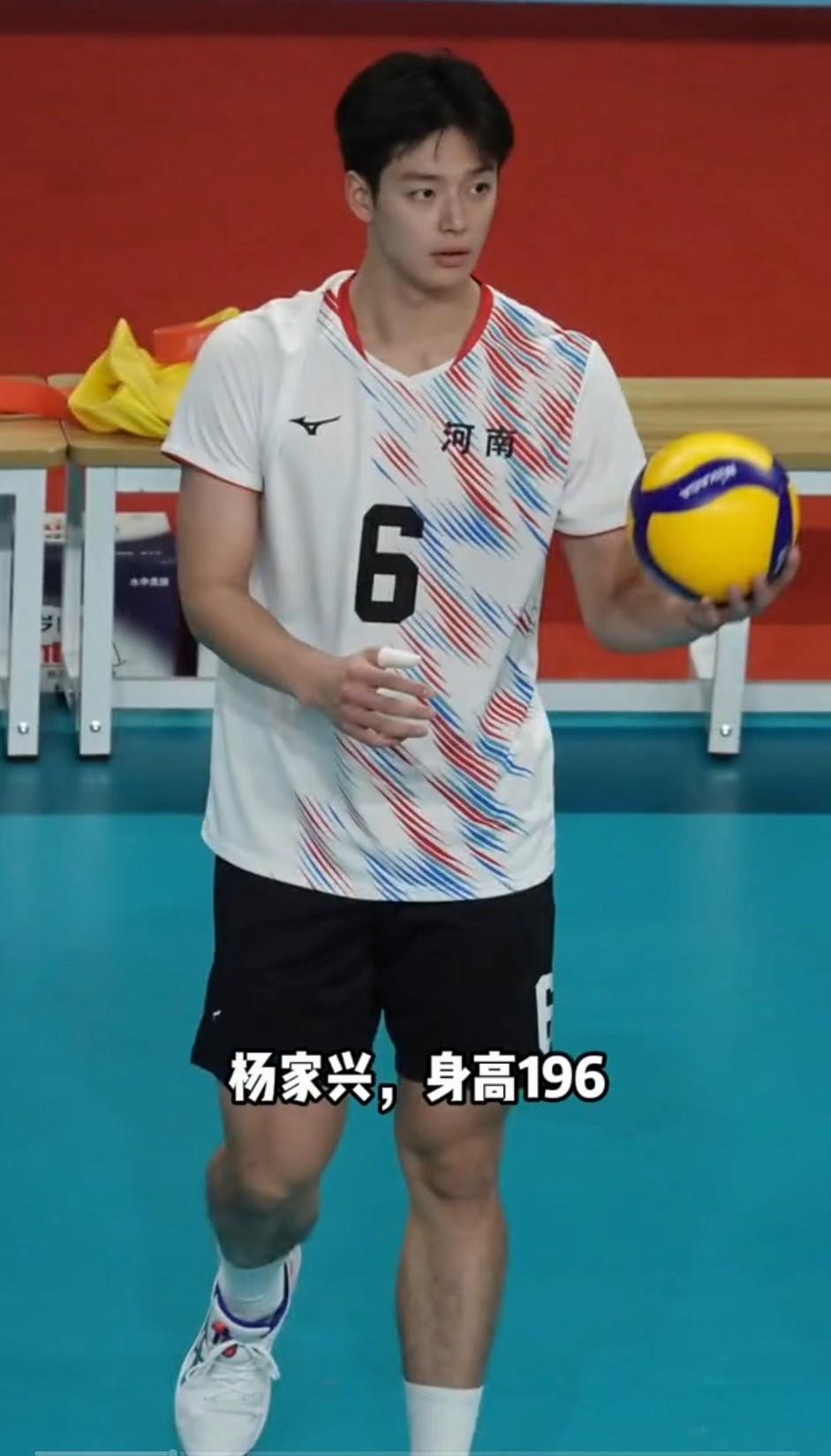 全运会上河南u18男排的杨家兴这几天非常的火，他长得非常帅气，长相酷似香港影视明