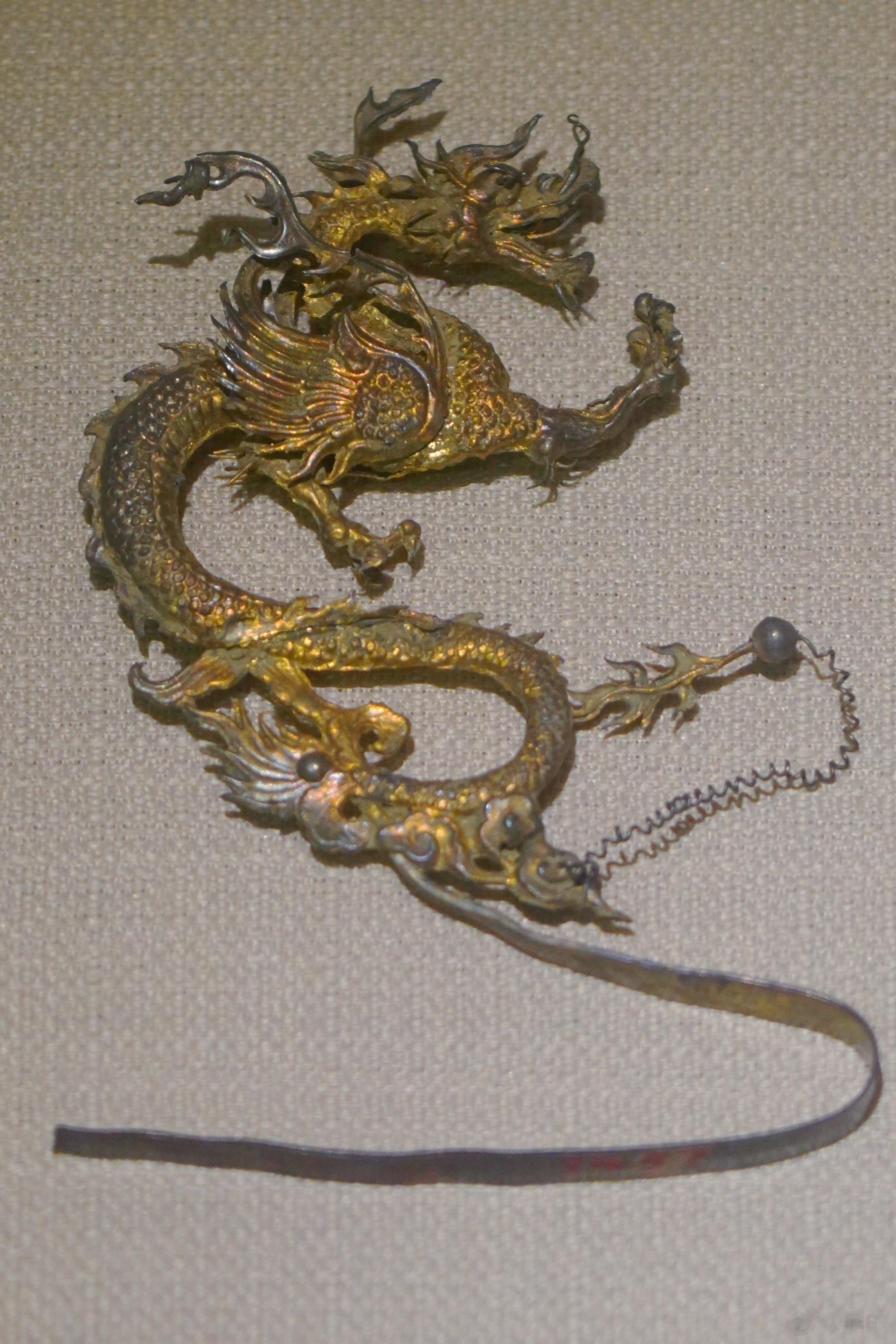 高安市博物馆镀金龙凤纹钗清代遗存，现收藏于高安市博物馆 ​​​