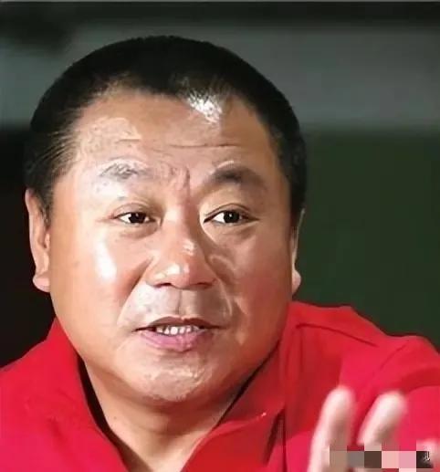 1988年，范伟在母亲的逼促下，和一名护士相亲，谁知，对方不仅不说话，连筷子都不