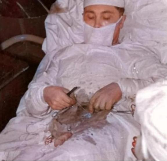 1961年，在南极的一个考察站里，27岁的苏联医生为了自救，给自己注射麻醉剂后，