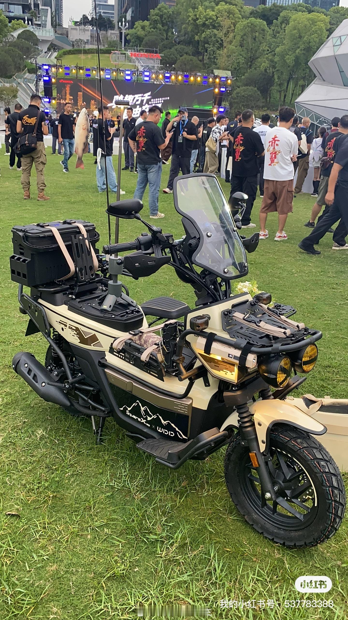 前段时间，新大洲本田又搞了个“小心思”——推出一台主打跨界、玩乐属性的小踏板：S