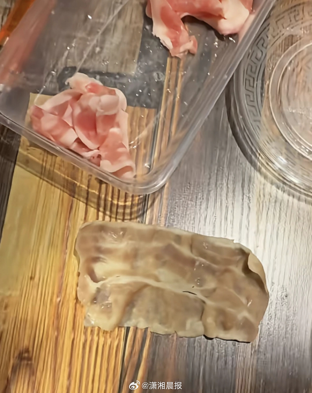 【黑龙江一#博主称商家9.9元5片羊肉卷是合成#，#当地回应博主打假商家合成羊肉