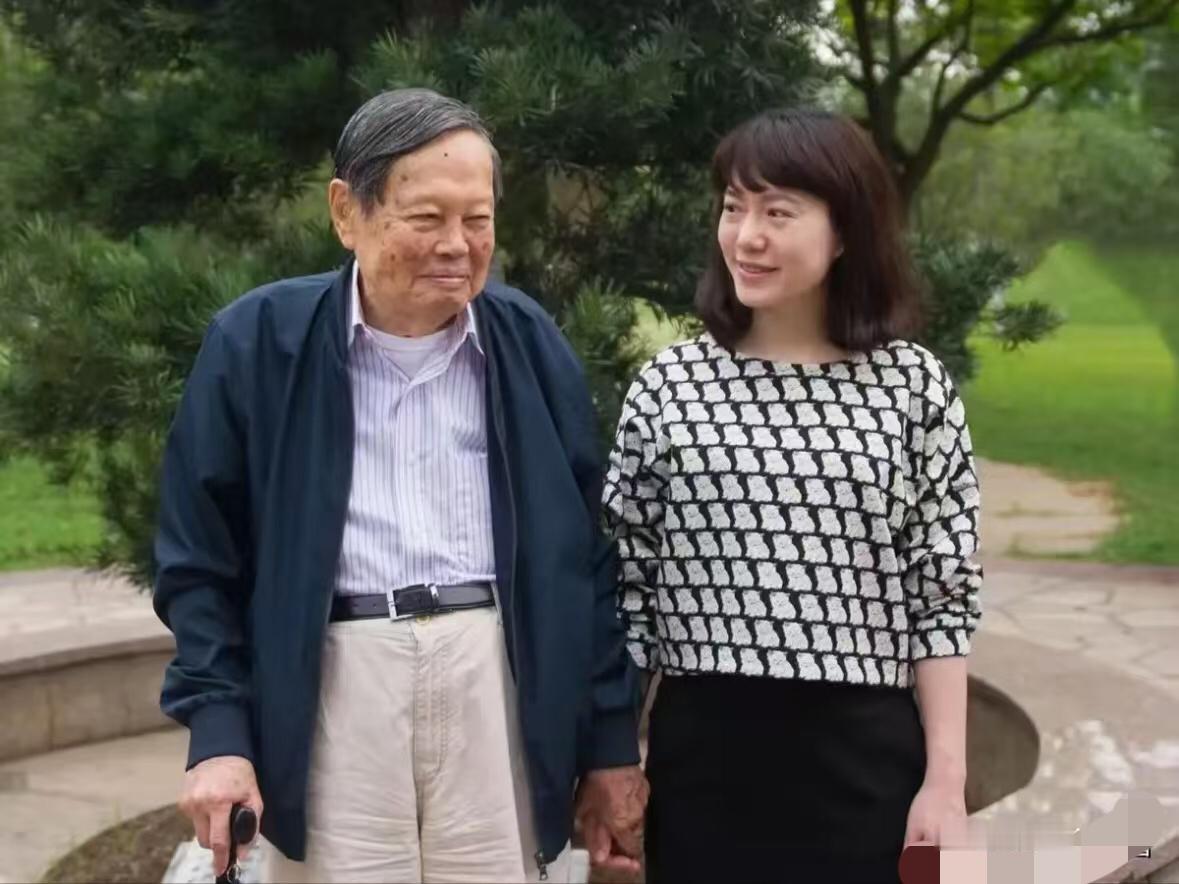 翁帆，引发热议。

7月18日，50岁的翁帆，冲上热搜，杨振宁去世9个月后，翁帆