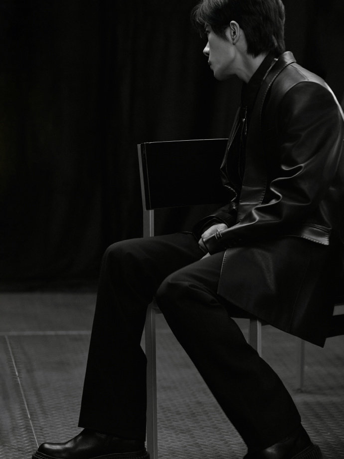 易烊千玺黑皮衣完全Daddy 易烊千玺黑皮衣完全Daddy，就这个易烊千玺帅啊，