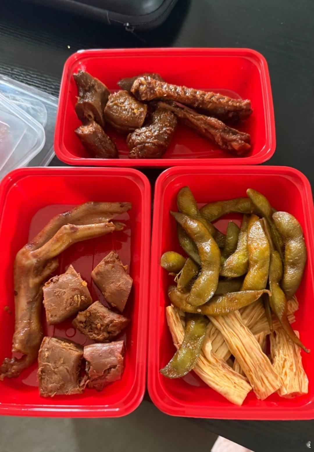绝味鸭脖为啥卖不动了这点东西50元，绝味鸭脖卖不动主要是价格虚高，卤味刺客，没拿