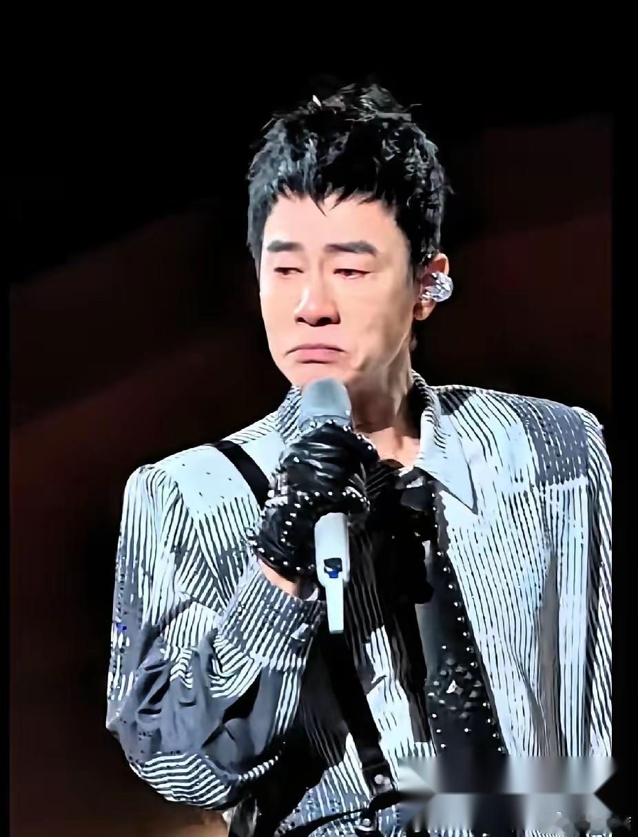 首场演砸了以后，陈小春没躲。散场后他通宵盯着团队拆遮挡装置、调机位、给视线差的观