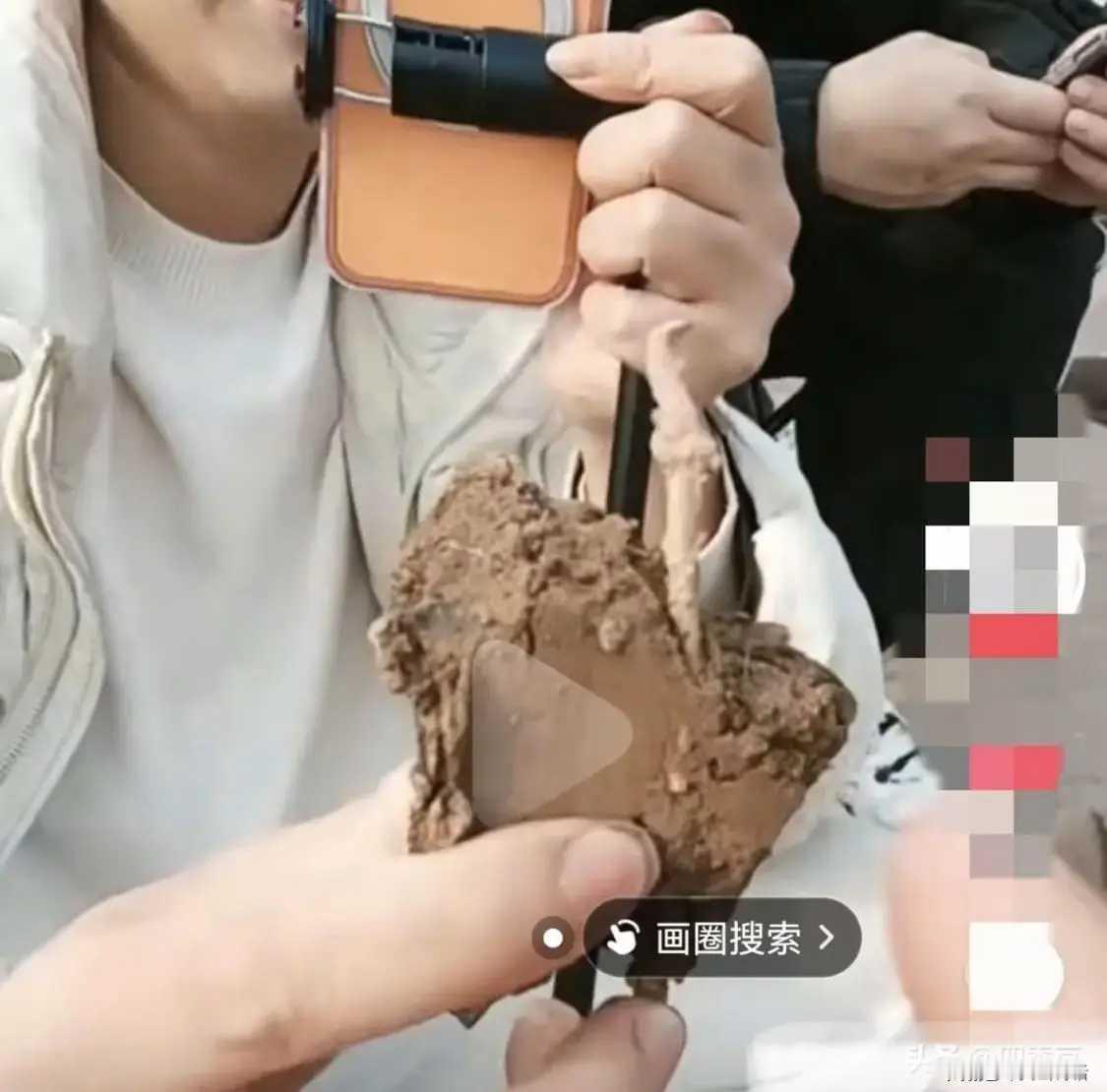 一句“爸爸按猪按不动，求帮忙管刨猪汤”，让重庆合川农家女孩呆呆在24小时内收获1